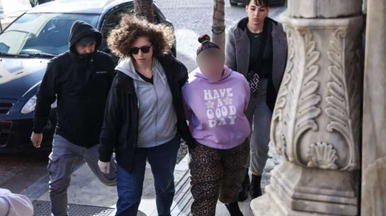 Ηράκλειο: "Να την κλείσουν μέσα τέτοια που είναι...", συγκλονίζει ο παππούς της 26χρονης για τα βασανιστήρια στον 3χρονο