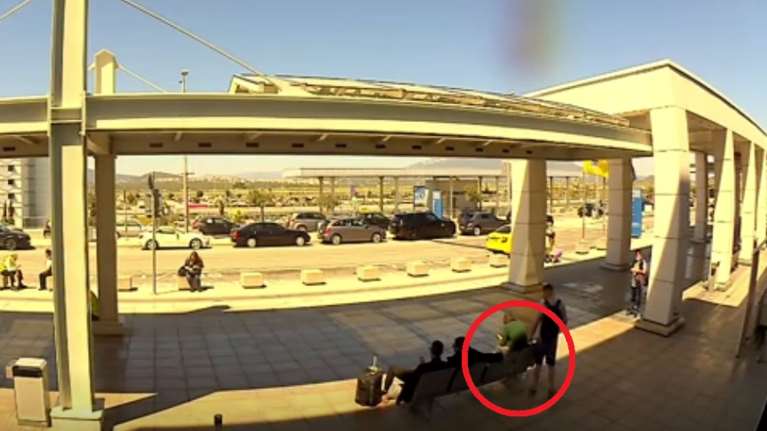 Στα χέρια της Αστυνομίας 28χρονος αετονύχης τσαντάκιας: Δείτε πως έκλεβε ανυποψίαστους επιβάτες στο αεροδρόμιο [βίντεο]