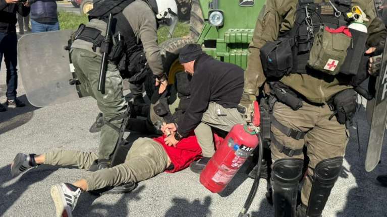 Λάρισα: Στις 15 Δεκεμβρίου η δίκη των δύο συλληφθέντων αγροτών - Νέα κινητοποίηση στο μπλόκο της Νίκαιας