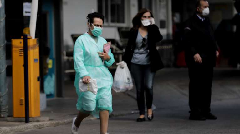 Διαμαρτυρία γιατρών του ΕΣΥ: 92 συνάδελφοι νοσούν - Δεν φτάνουν οι μάσκες στα νοσοκομεία