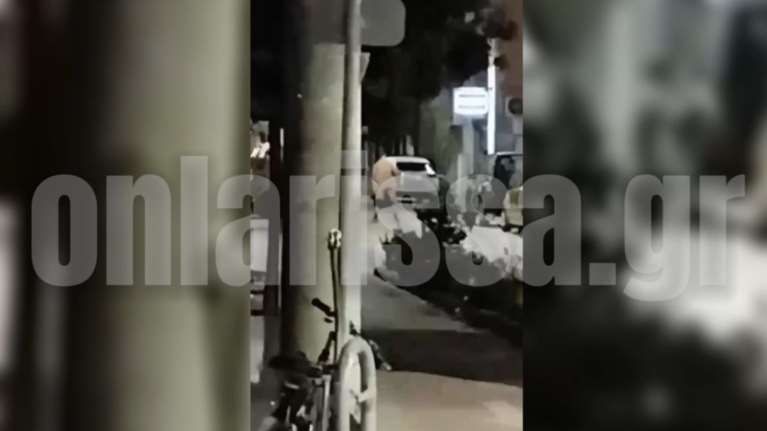 Λάρισα: Άνδρας βγήκε γυμνός στο κέντρο της πόλης και άρχισε να τραγουδάει [βίντεο]