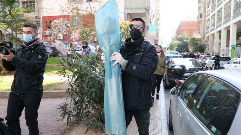 Ομόνοια: Στυλιάρια και κοντάρια ανακάλυψαν οι αστυνομικοί στον σύνδεσμο του ΠΑΟΚ [Εικόνες]