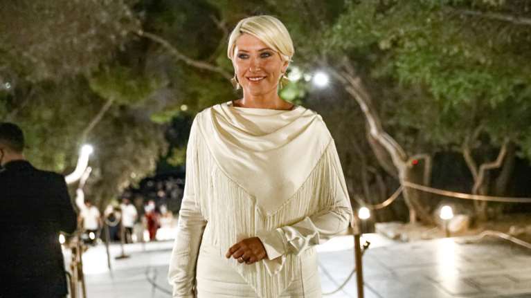 Η Σία Κοσιώνη φόρεσε την παντελόνα που θα ανανεώσει τα looks του γραφείου