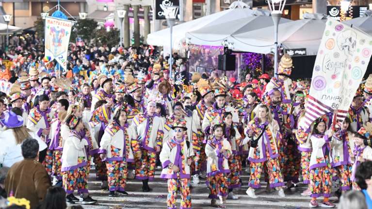 Ολη η Πάτρα μια γιορτή: Χιλιάδες επισκέπτες στη μεγάλη καρναβαλική παρέλαση - Στις 9:00 το βράδυ, η τελετή λήξης