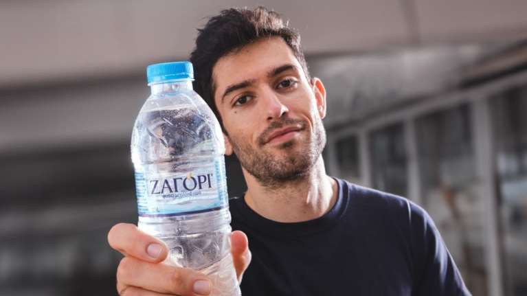 Ο Μίλτος Τεντόγλου δεν βλέπει το τώρα, βλέπει το αύριο. Και το πάει τέρμα