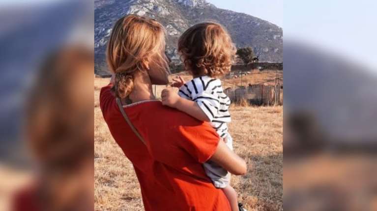 Τζένη Μπαλατσινού:  &quot;Χρόνια πολλά&quot; με μια ιδιαίτερη φωτογραφία με την οικογένειά της