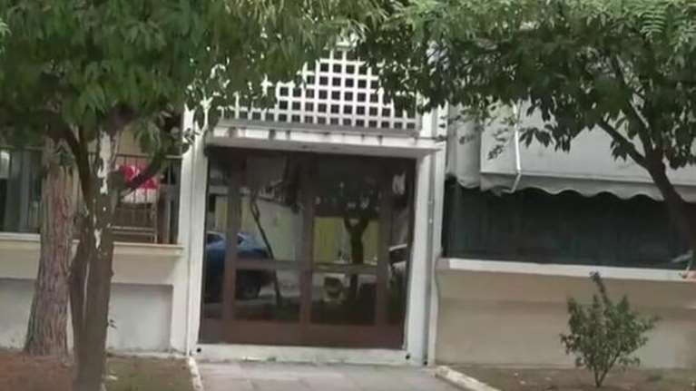 Αιγάλεω: Δίωξη για απόπειρα ανθρωποκτονίας στον 75χρονο που μαχαίρωσε την κόρη του