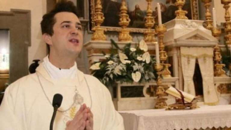 Σοκ στην Ιταλία: Ιερέας έκλεβε την ενορία και διοργάνωνε πάρτι οργίων με κοκαΐνη και &quot;χάπια βιασμού&quot;