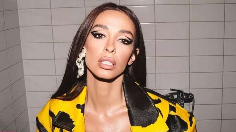 Χωρίς photoshop και ακομπλεξάριστη: Η Ελένη Φουρέιρα μας δείχνει το σώμα της με μπικίνι