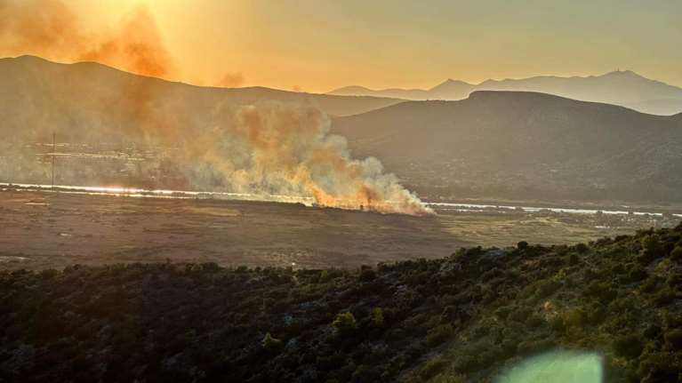 Πήρε διαστάσεις η φωτιά ανάμεσα στο Κάτω Σούλι και τον Σχινιά, σηκώθηκαν εναέρια μέσα