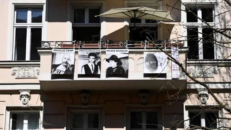 Βερολίνο: Με κλειστές τις γκαλερί οι καλλιτέχνες εκθέτουν τα έργα τους στα...μπαλκόνια τους