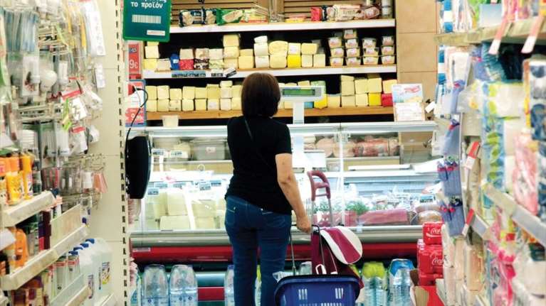 Ερευνα σε εργαζόμενους ιδιωτικού τομέα: Το 90% έχει μειώσει την κατανάλωση βασικών αγαθών διατροφής λόγω ακρίβειας