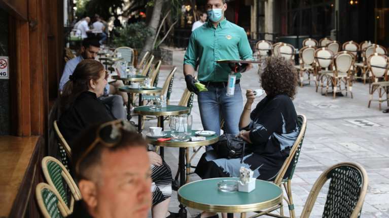 Θεσσαλονίκη: Απομακρύνουν τα τραπεζοκαθίσματα από τα καφέ στην παραλία υπό το φόβο τροχαίου