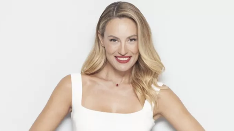 Η Ελεονώρα Μελέτη για shopping: Πώς συνδύασε το λευκό πουκάμισο με sneakers