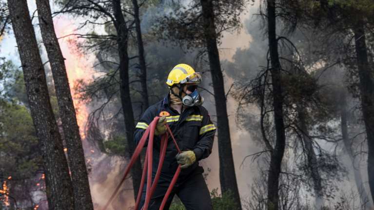 Συλλήψεις για τις φωτιές σε Εύβοια και Κρήτη - Υπό έλεγχο η μεγάλη φωτιά στην Κάρυστο που απείλησε σπίτια