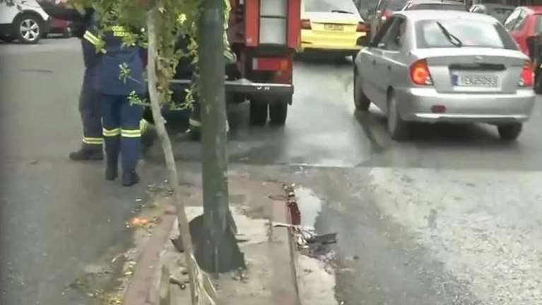 Τραγικό τροχαίο στην Κυψέλη:  45χρονος οδηγός μηχανής &quot;καρφώθηκε&quot; πάνω σε δέντρο - &quot;Πήγαινε να πάρει τη γυναίκα του&quot;