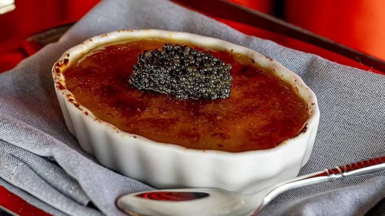 Και γλυκό και αλμυρό: Τι έχει πιάσει τα εστιατόρια και λούζουν με χαβιάρι τα επιδόρπια;