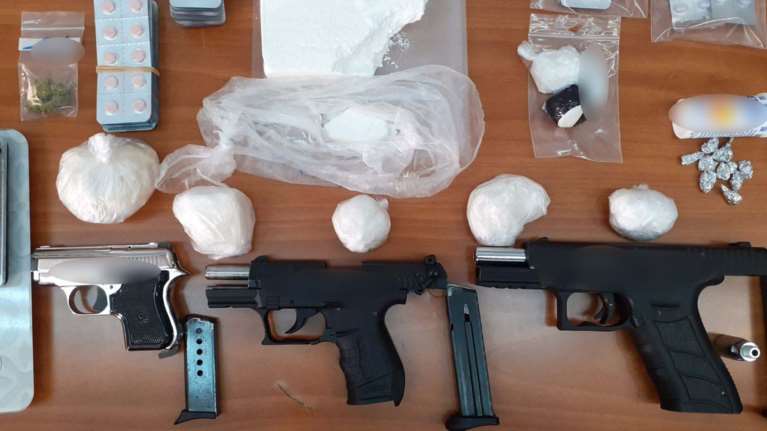 Εξάρθρωση σπείρας κοκαΐνης στη Δυτική Αττική: 21 συλλήψεις, εμπλέκονται ακόμη 16 άτομα [Εικόνες-Βίντεο]
