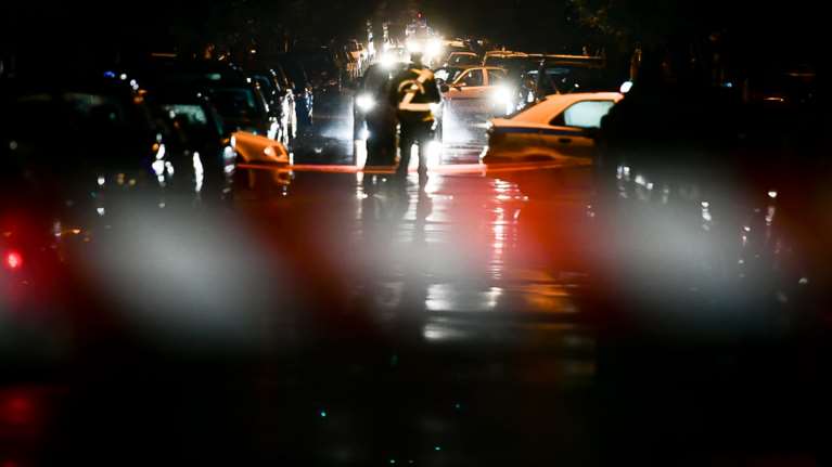 Εφοδος σε παράνομη χαρτοπαικτική λέσχη: Στους συλληφθέντες ξανά γνωστός τραγουδιστής