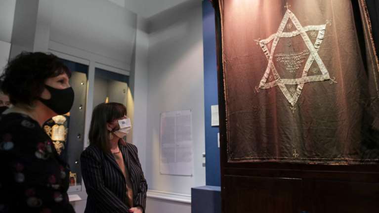 Σακελλαροπούλου: Η ιστορία των Εβραίων της Θεσσαλονίκης μας γεμίζει θαυμασμό και κεντρίζει τη συνείδηση μας [Εικόνες]