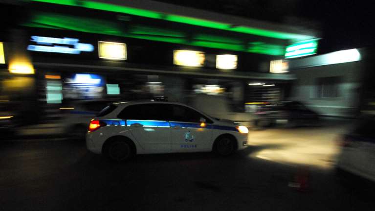 Συναγερμός στο Κρυονέρι: Παραδόθηκε ο άνδρας που ταμπουρώθηκε στο σπίτι του και απειλούσε να αυτοκτονήσει με καραμπίνα