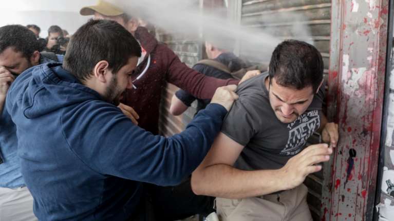 Ένταση και χημικά στη συγκέντρωση διαμαρτυρίας εργαζομένων στον τουρισμό και τον επισιτισμό