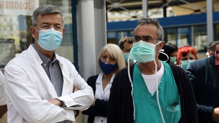 Απεργία των εργαζομένων στα δημόσια νοσοκομεία και συγκέντρωση στην πλατεία Μαβίλη