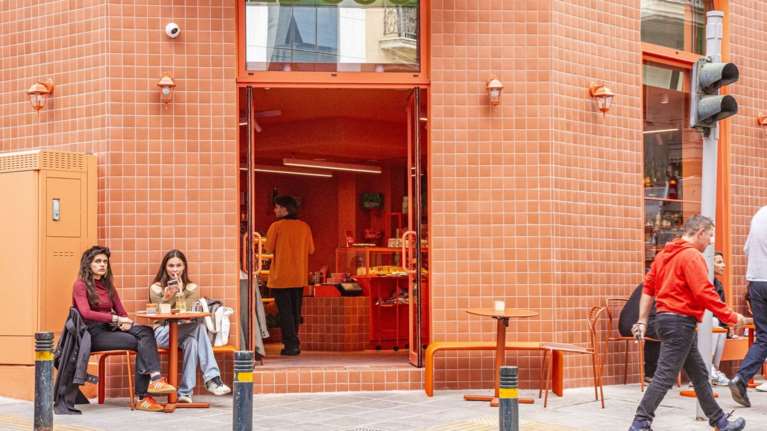 Ρολά με αστακό, σούσι και κορυφαίος καφές: Μία βόλτα στην Καψάλη, τη νέα χοτ πιάτσα στο Κολωνάκι