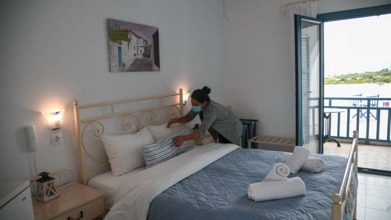 Βαρόμετρο για τη σεζόν το πρώτο κυμα τουριστών: Αν νιώσουν ασφάλεια θα μεταφερθεί από στόμα σε στόμα