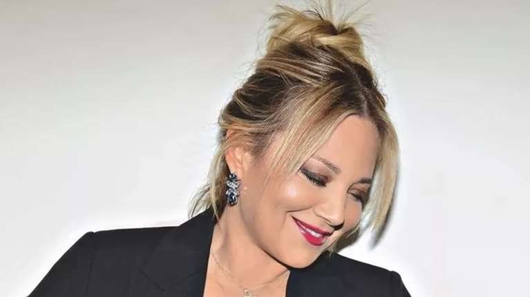 Νάνσυ Ζαμπέτογλου: Με ολόσωμη φόρμα στο χρώμα που θα φορέσουμε το 2025 περισσότερο κι από το μπορντό