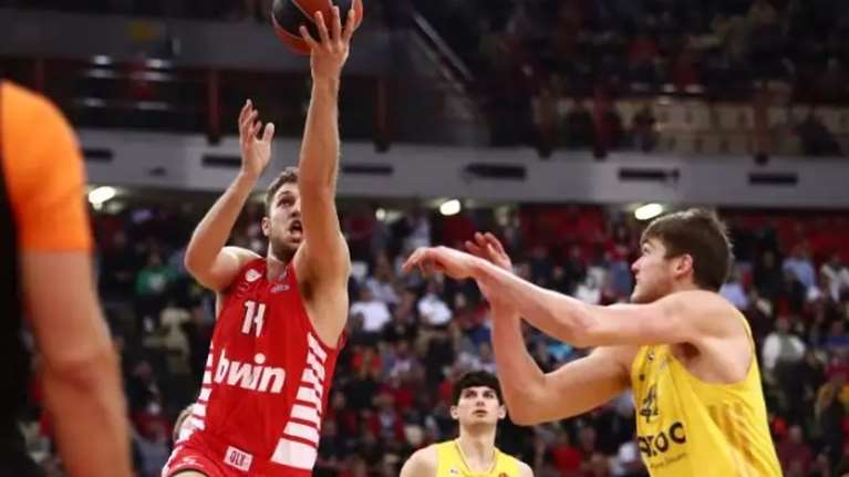 Oλυμπιακός-Άλμπα 86-76: Ο Βεζένκοφ απέτρεψε το… τρις εξαμαρτείν στο ΣΕΦ