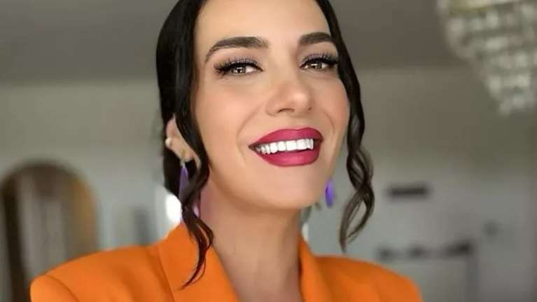 Φωτεινή Δάρρα: Δεν μπαίνει στο Vasilis Zoulias φόρεμά της και ταυτιζόμαστε μαζί της