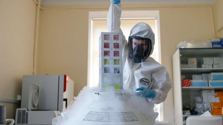 Ρωσικό εμβόλιο Sputnik-V: Με αδυναμία, μυϊκούς πόνους και πυρετό ένας στους επτά εθελοντές