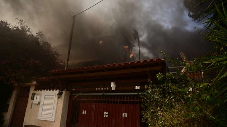 Δήμαρχος Σαρωνικού για τη φωτιά στον Κουβαρά: Καίγονται τα πρώτα σπίτια - Δεν βλέπω στα 10 μέτρα [βίντεο]