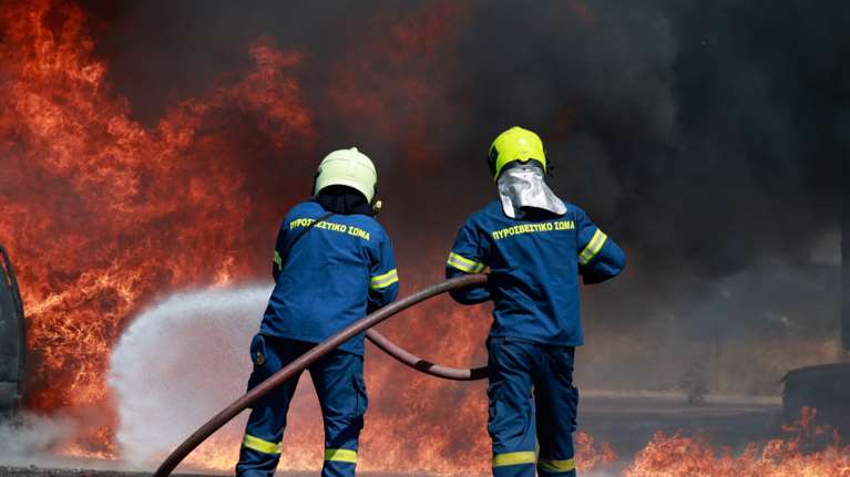Φωτιά στην Πρέβεζα: Στη μάχη με τις φλόγες οι πυροσβέστες