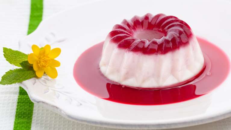 Το πιο δροσιστικό και light γλυκό για το καλοκαίρι: Κρέμα-ζελέ φράουλα