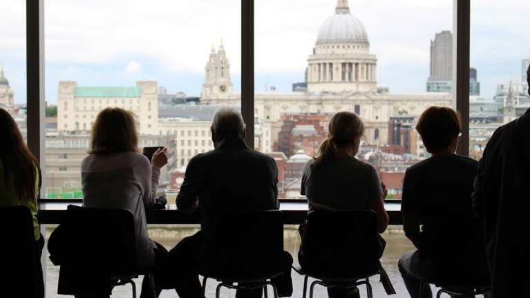 Παγκόσμια δημοσκόπηση: Μειώνεται η εμπιστοσύνη σε κυβερνήσεις και ΜΜΕ εν μέσω πανδημίας