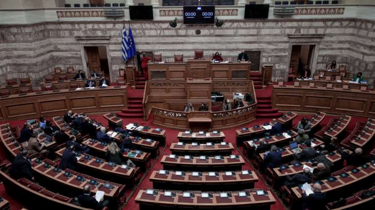 Πρόταση Μομφής: Ξεκίνησε η τριήμερη συζήτηση στη Βουλή - Υψηλοί τόνοι με το "καλημέρα"