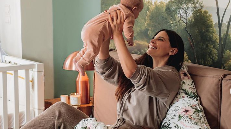 Χριστίνα Μπόμπα: Φωτογραφίζει τις δίδυμες κόρες της να κρατιούνται χέρι-χέρι