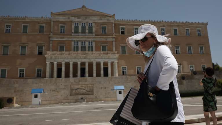 Σάκης Αρναούτογλου: Ζέστη, υγρασία, θολούρα στην ατμόσφαιρα και πιθανές ψιχάλες το Σάββατο