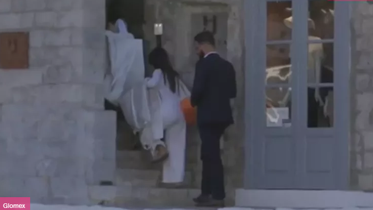 Τόνια Σωτηροπούλου: Τα πρώτα πλάνα από το MI-RŌ νυφικό της και το κεντημένο με πέρλες πέπλο