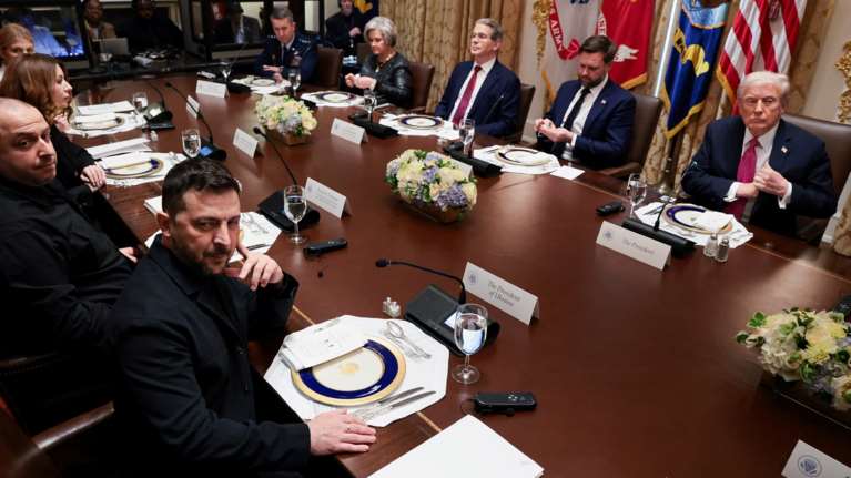 "Πρέπει να σταματήσουν εκεί όπου βρίσκονται": Ο Τραμπ καλεί τη Ρωσία και την Ουκρανία να τελειώσουν τον πόλεμο