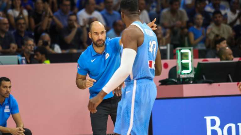 &quot;Δεν γίνεται ο Ντόντσιτς να βαράει 22 βολές και ο Γιάννης να ικετεύει για ένα φάουλ&quot;-Το ξέσπασμα του Βασίλη Σπανούλη για τη διαιτήσια