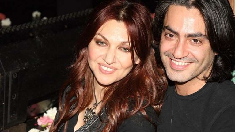 27 χρόνια πριν: Όταν η Καίτη Γαρμπή παντρευόταν τον αγαπημένο της με νυφικό της Σήλιας Κριθαριώτη