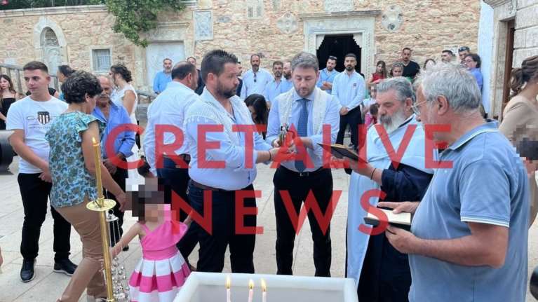 Νονός στην Κρήτη ο Νίκος Ανδρουλάκης:  Βάφτισε τον ανιψιό αγαπημένου του φίλου [Εικόνες]