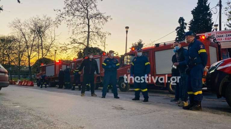 Συγκινητικές στιγμές στο ΑΧΕΠΑ: Πυροσβέστες απέτισαν φόρο τιμής στους νοσηλευτές [Βίντεο]