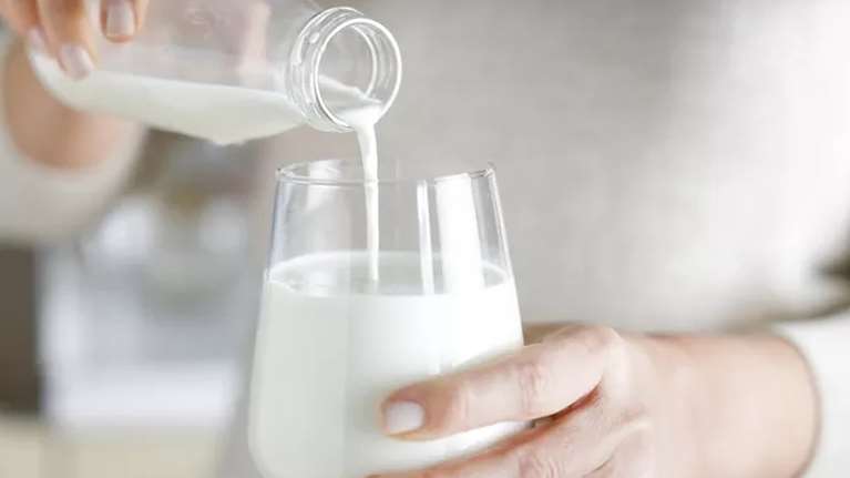 Δεν είναι το αγελαδινό: Ποιο γάλα πρέπει να πίνεις μετά τα 50 για δυνατούς μυς και λιγότερο λίπος;