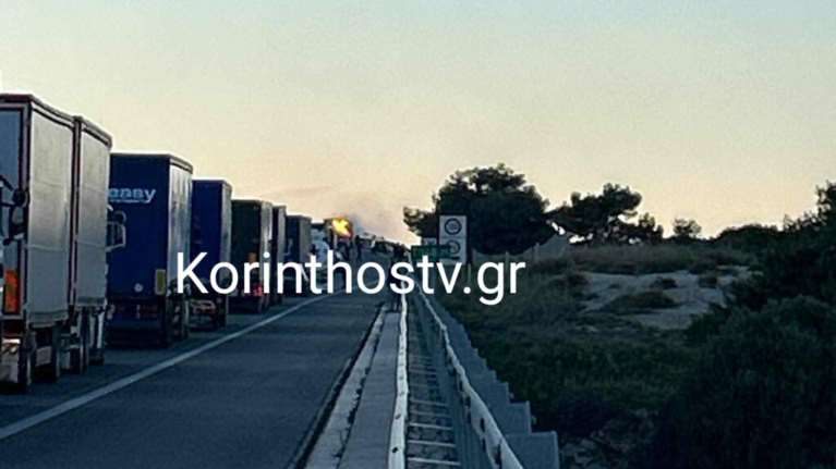Ουρές χιλιομέτρων στην Ε.Ο Κορίνθου - Πατρών, στο ύψος της Ακράτας - &quot;Λαμπάδιασε&quot; εν κινήσει φορτηγό