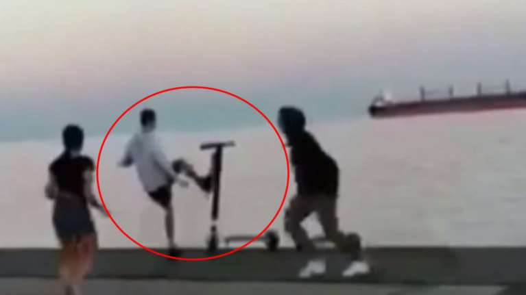 Ντροπή: Μαθητές πετάνε τα ηλεκτρικά πατίνια στον Θερμαϊκό [βίντεο]