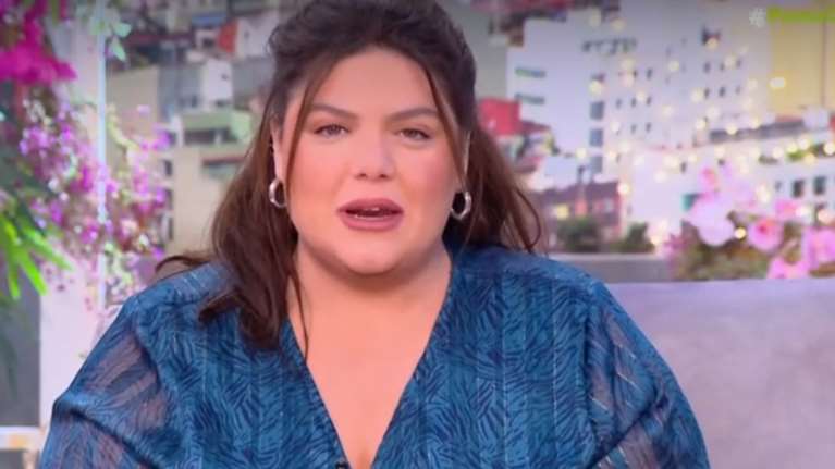 Δανάη Μπάρκα: Στη Μαρινέλλα με καφέ σατέν φόρεμα που &quot;αγκάλιασε&quot; τις καμπύλες της